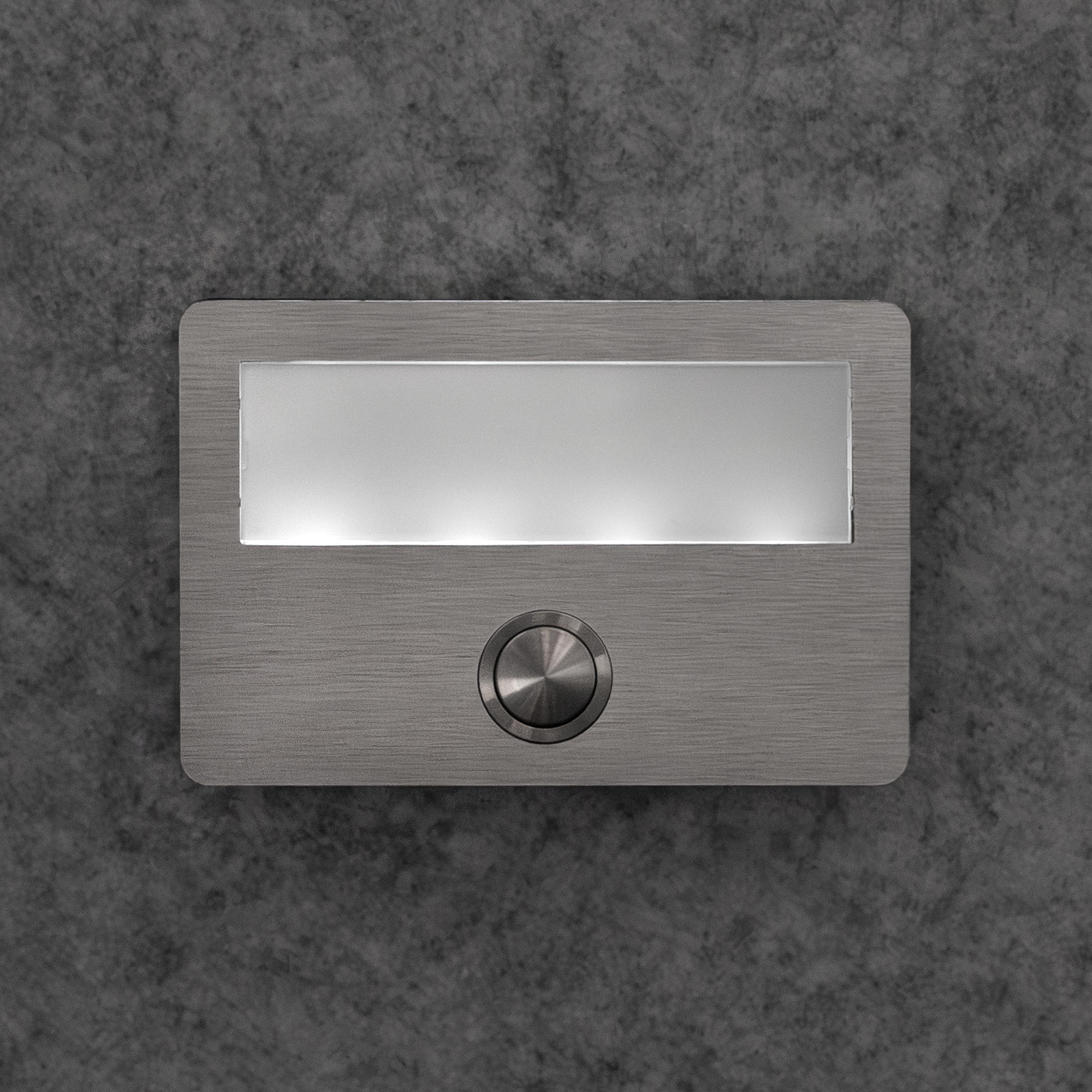 Etagenplatte aus gebürstetem Edelstahl mit beleuchtetem Namensschild und rundem Klingeltaster, frontale Ansicht.