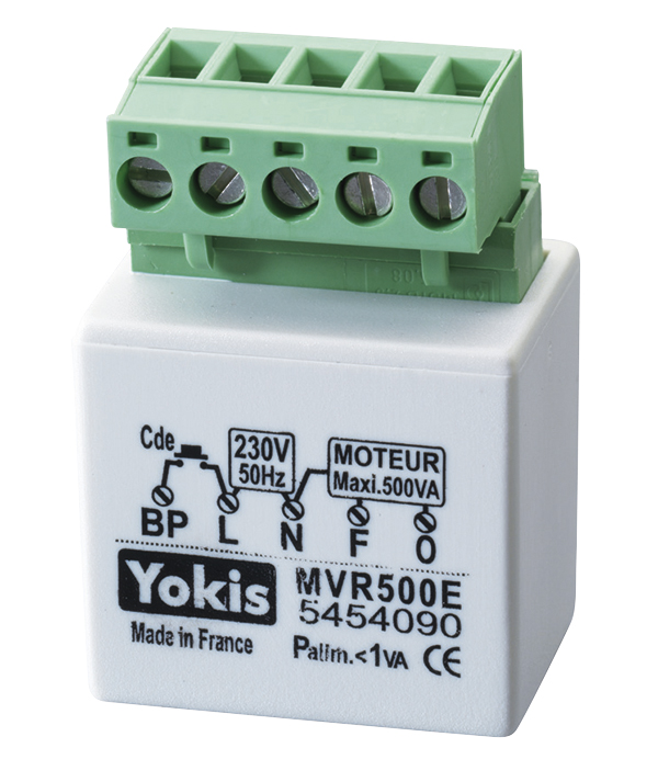 Weißes Unterputz-Rollladenmodul von Yokis mit grünem Schraubanschlussblock, geeignet für Motoren bis 500 VA, 230 V/50 Hz.