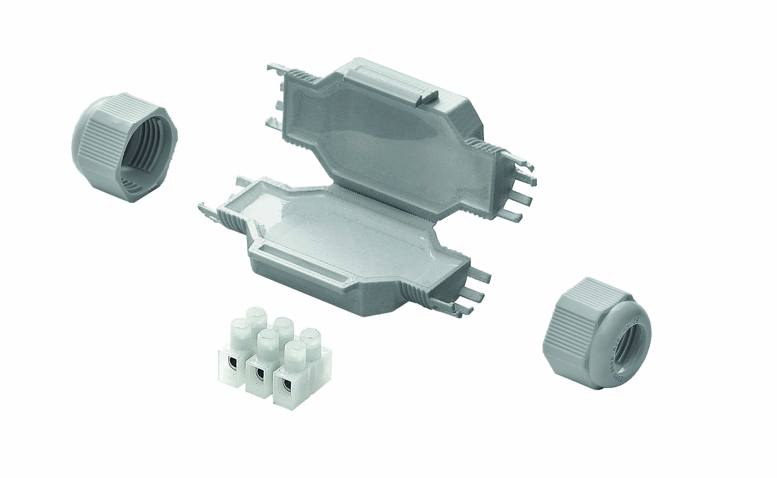 Graue Mikro-Verbindungsmuffe, daneben liegen eine Schraubklemme und Kabelverschraubungen