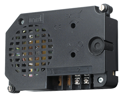 Schwarzer Einbau-Türlautsprecher mit Membrangitter, Reglern und Klemmen, seitlich frontal aufgenommen.