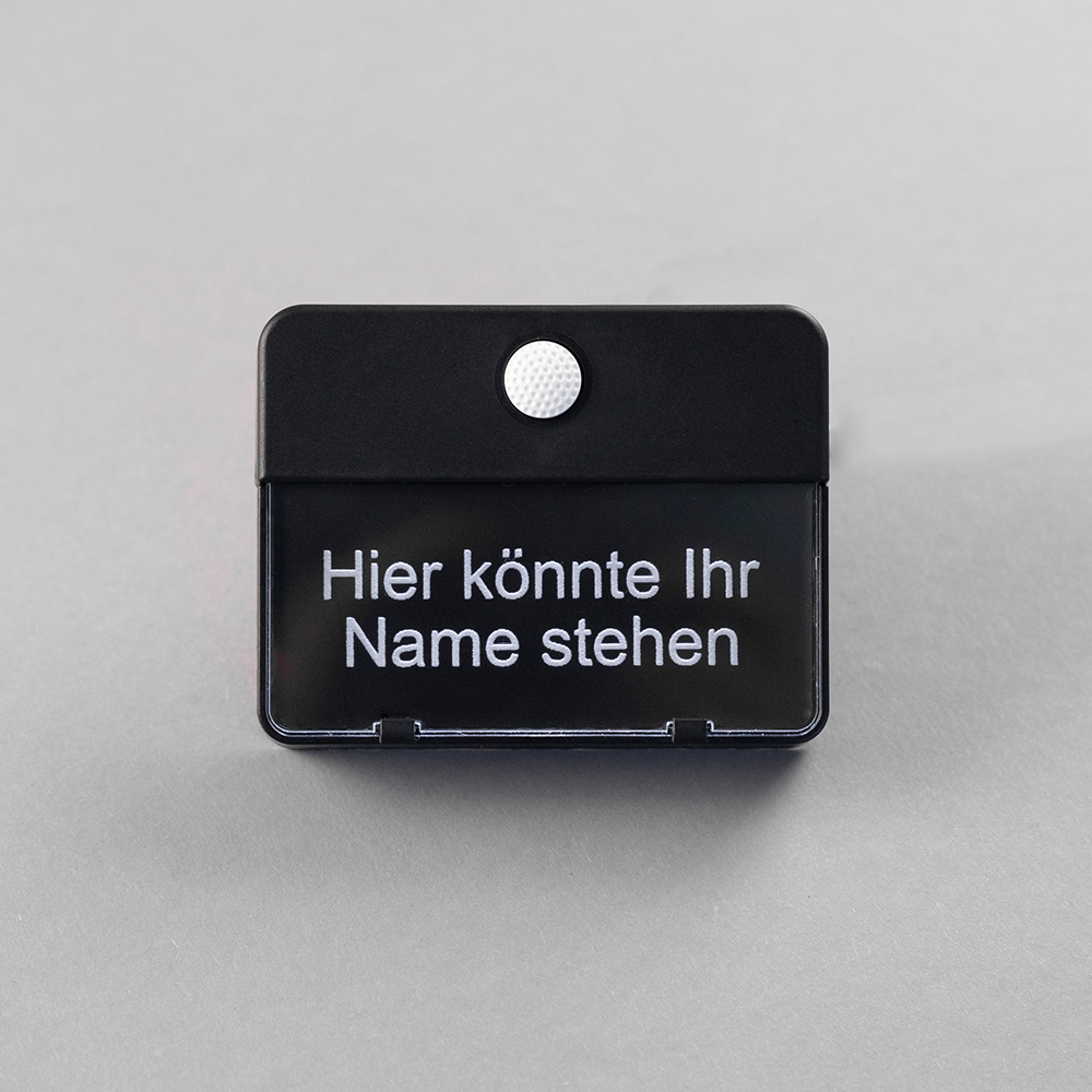 Schwarzer ETA 651-Klingeltaster auf grauem Hintergrund; auf dem Namensschild steht "Hier könnte Ihr Name stehen"