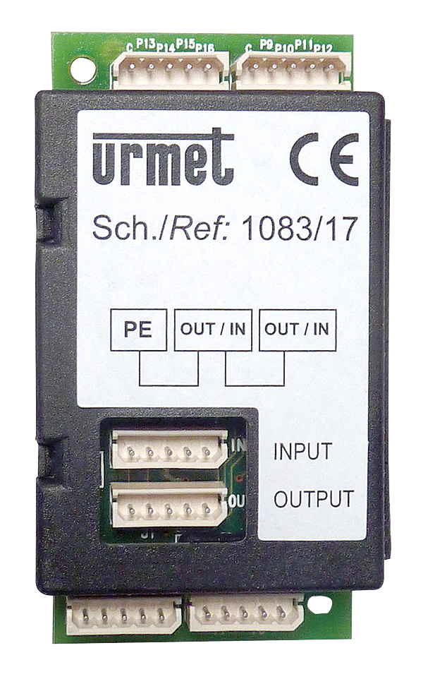 Schwarzes Erweiterungsmodul Urmet 1083/17 mit weißem Label, mehreren weißen Steckanschlüssen für Input und Output.