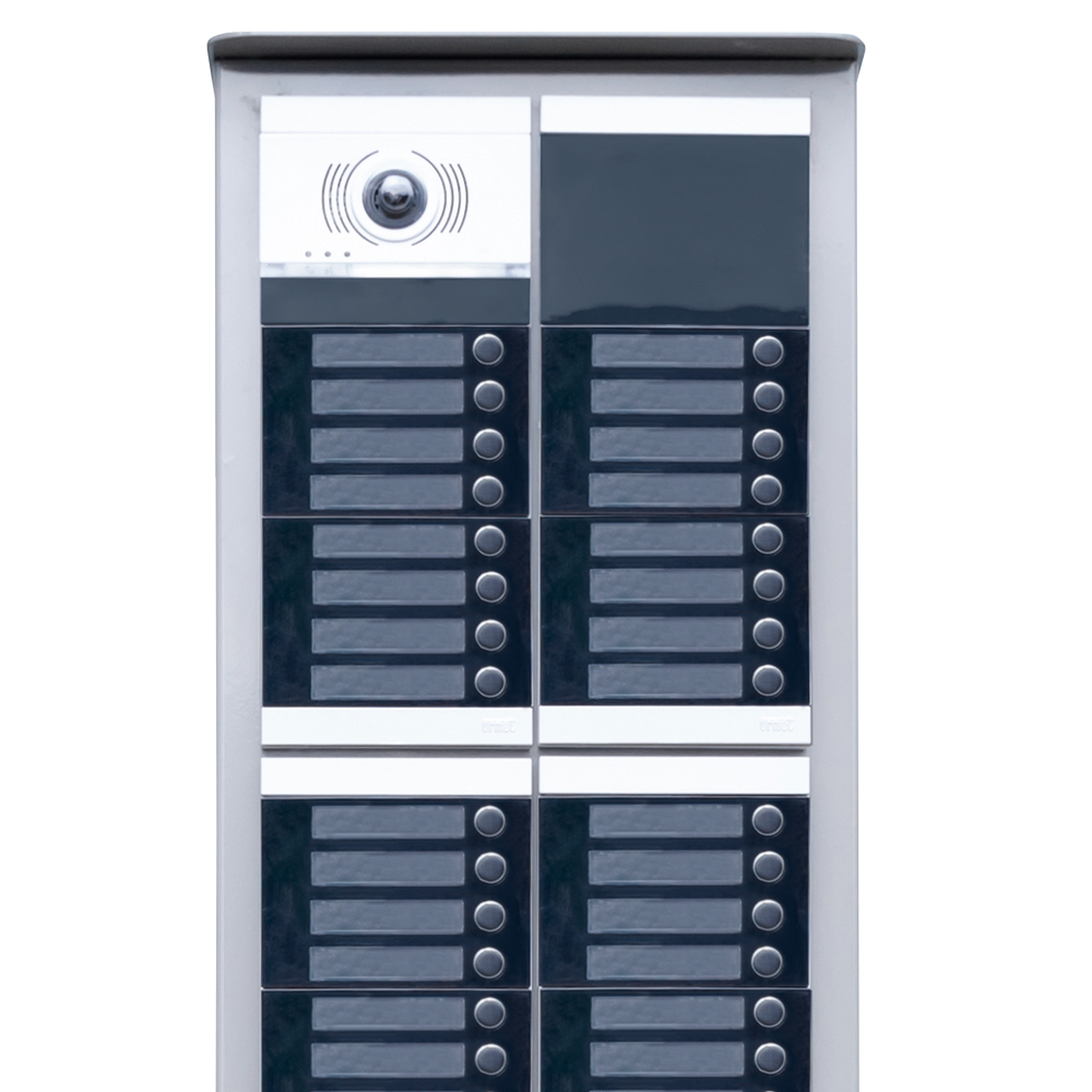 ALPHA Türstation mit vielen Klingeltastern und Namensschildern auf einer Stele