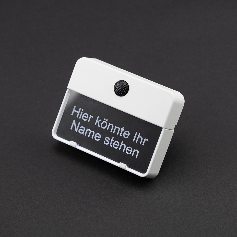 Weißer ETA 651-Klingeltaster auf schwarzem Hintergrund; auf dem Namensschild steht "Hier könnte Ihr Name stehen"