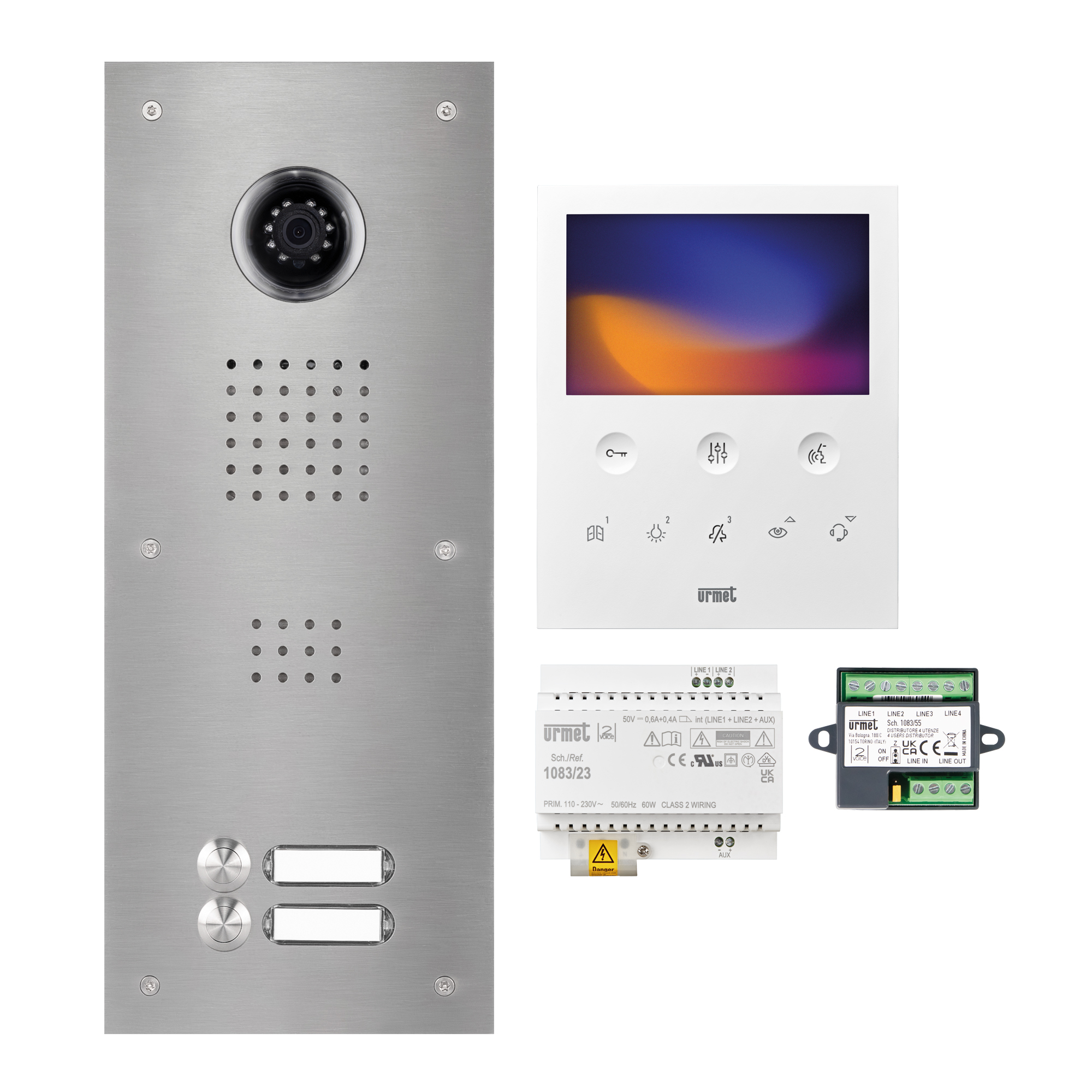 Rechteckige, längliche Video-Türstation aus Edelstahl mit integrierter Kamera, Klingelknöpfen und Namensschildern; daneben sind der VOG Videomonitor, ein Netzgerät und ein Videoverteiler