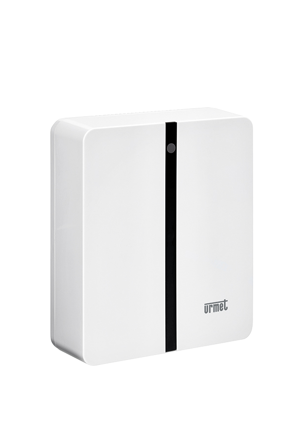 Weiße rechteckige CallMe Montagebox mit abgerundeten Kanten, schwarzer senkrechter Linie und urmet Logo.