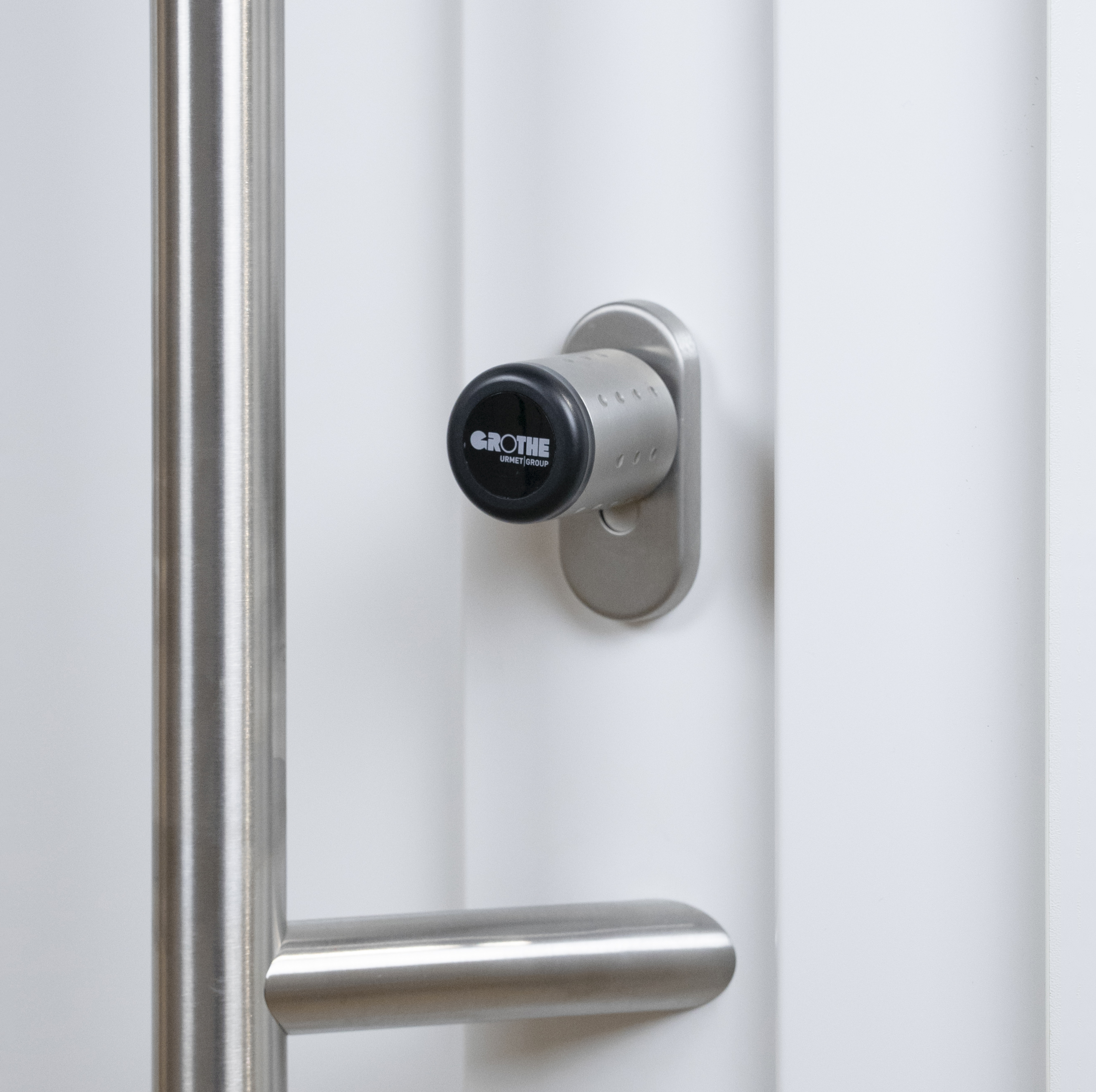 eLock-Schließzylinder, eingebaut in eine Tür, in Nahaufnahme