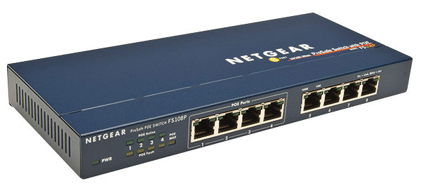 Blauer 8-Port-Netzwerkswitch mit PoE-Funktion, Status-LEDs und seitlichen Lüftungsschlitzen, schräge Frontansicht links.