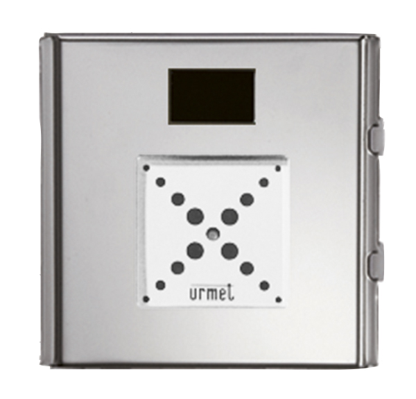 Quadratisches silbernes Türöffner-Modul mit mittig platziertem weißen Feld, schwarzem Punktmuster und Sichtfenster oben.