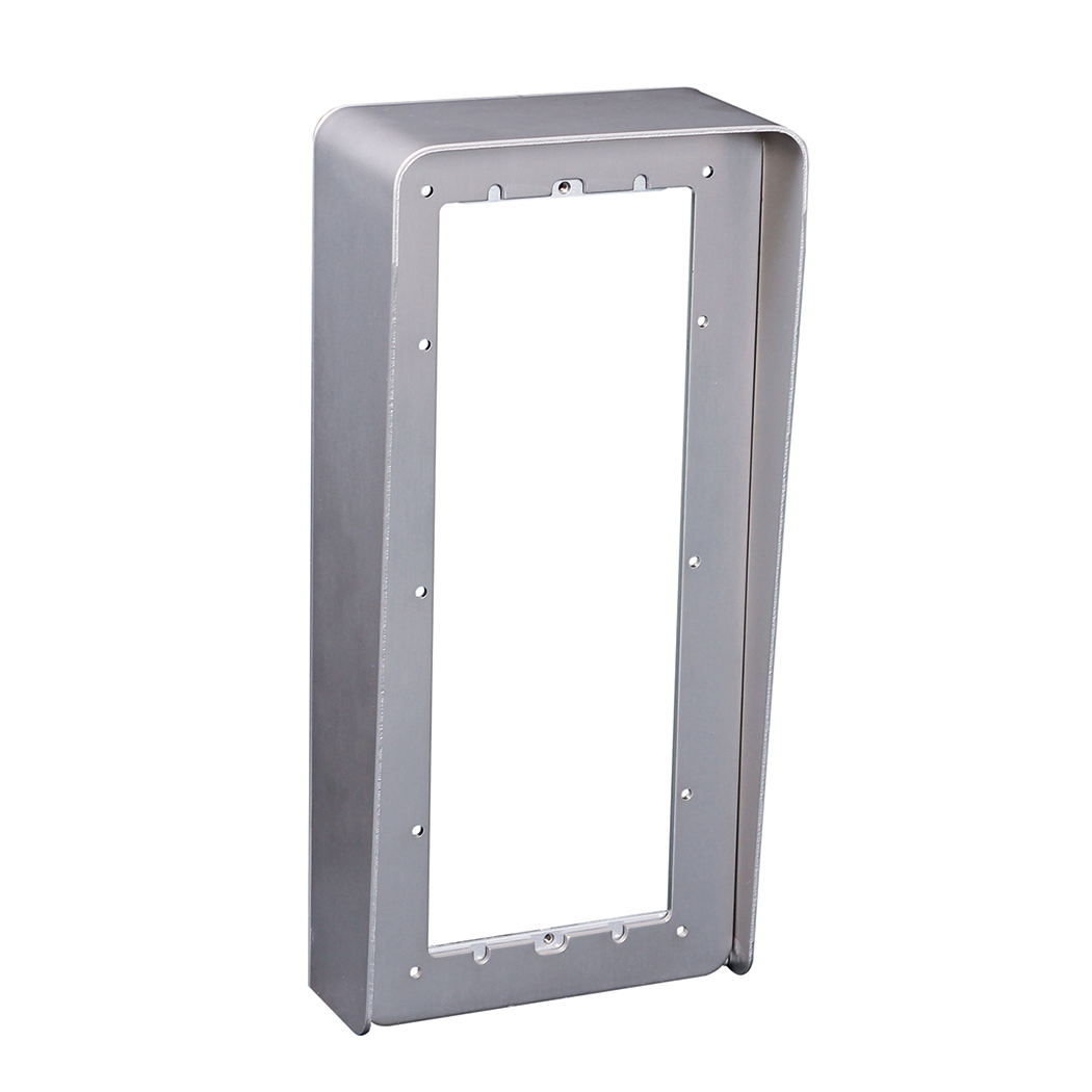 Rechteckige Wetterschutzhaube aus Metall für drei Moduleinheiten mit länglicher Aussparung und seitlichem Überstand.