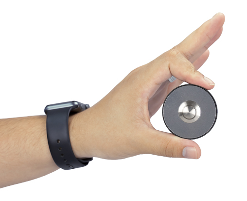 Hand hält den Piccolo Cerchio in Edelstahloptik von der Seite frontal in die Kamera