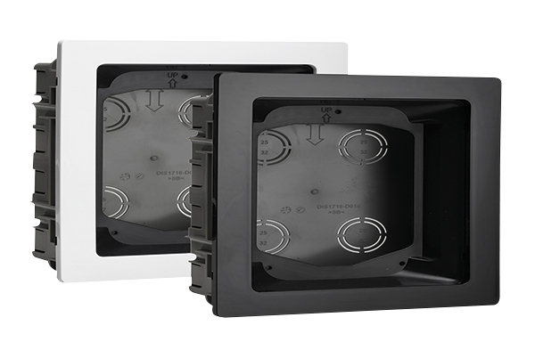 Zwei quadratische Unterputzgehäuse mit Rahmen in Schwarz und Weiß, runden Kabeldurchführungen und UP-Markierung innen.