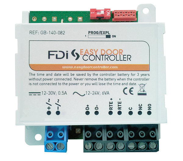 Rechteckiger weißer Controller mit FDI Easy Door Controller Aufdruck, oben DIP-Schalter, unten Schraubklemmen für Anschlüsse.