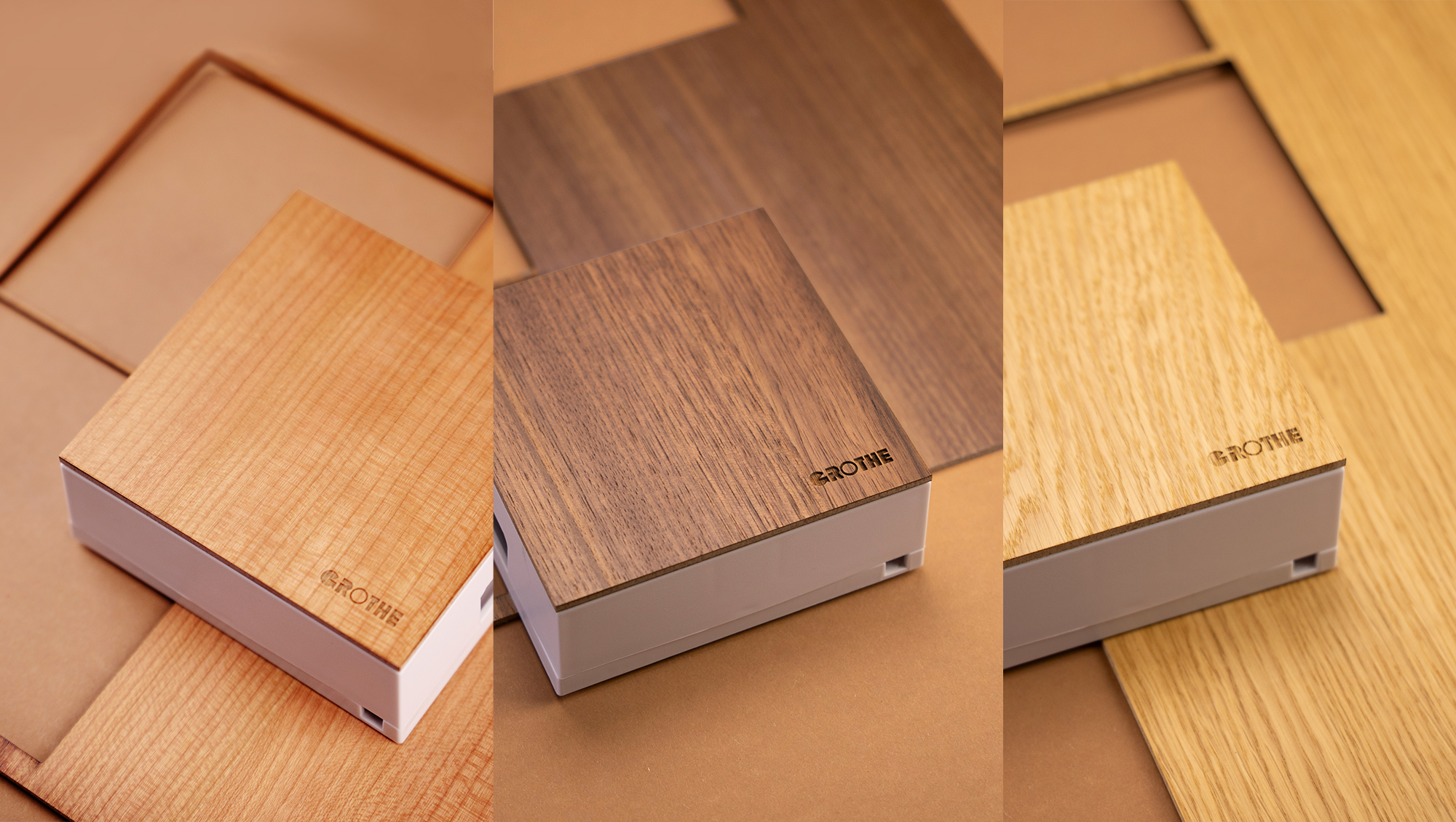 Drei 465A Gongs in Holzoptik nebeneinander auf Holzresten liegend: Kirschoptik, Walnussoptik, Eichenoptik