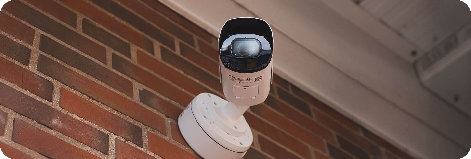 Videoüberwachungskamera auf Backsteinwand