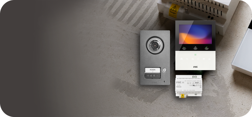 Im Vordergrund ist das Set-Bild des Comfort Plus-Set abgebildet; im Hintergrund liegt der Videomonitor VOG 5W auf einem Betonboden