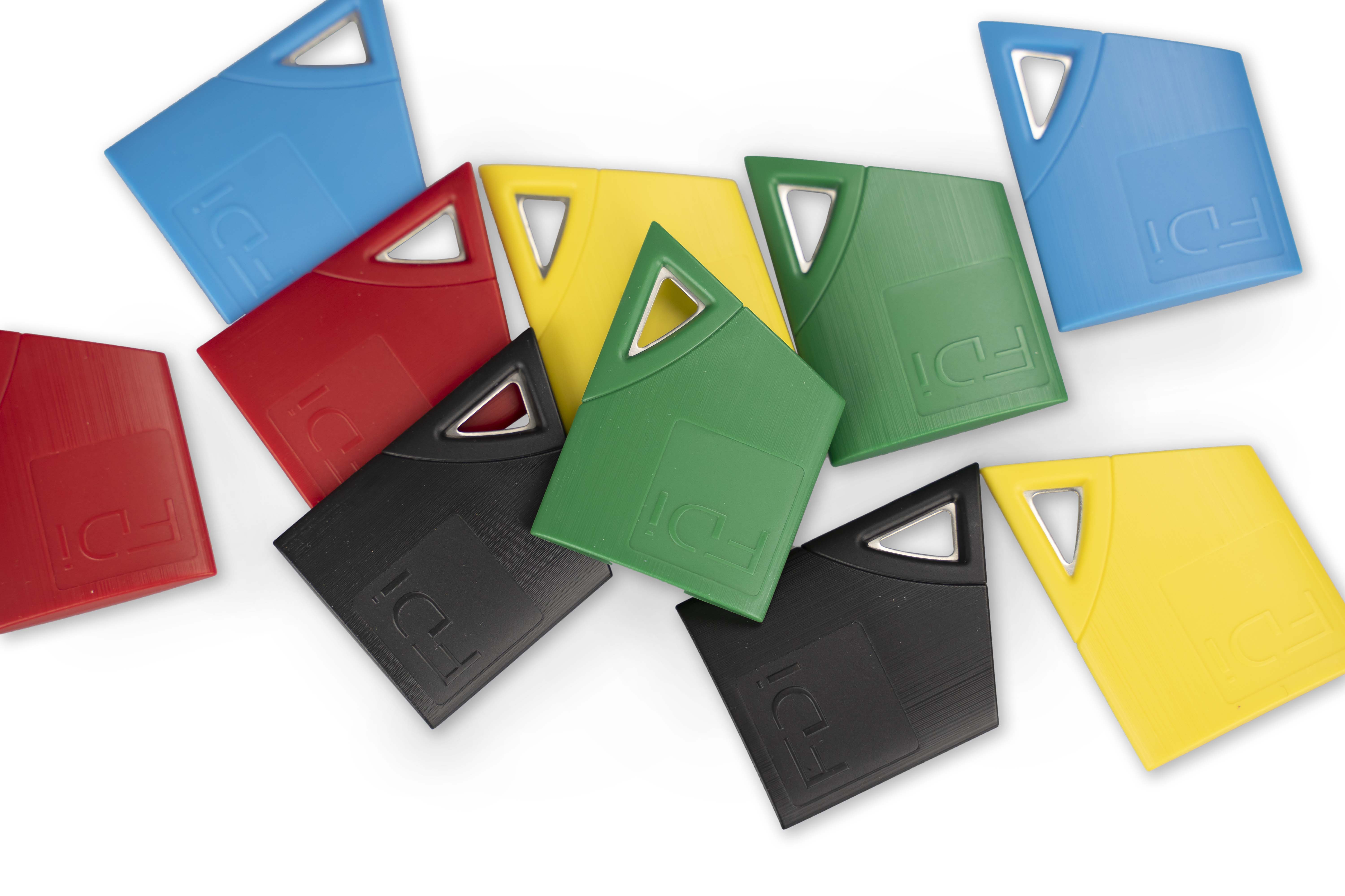 Mehrere Näherungsschlüssel in den Farben blau, rot, grün, gelb und schwarz liegend