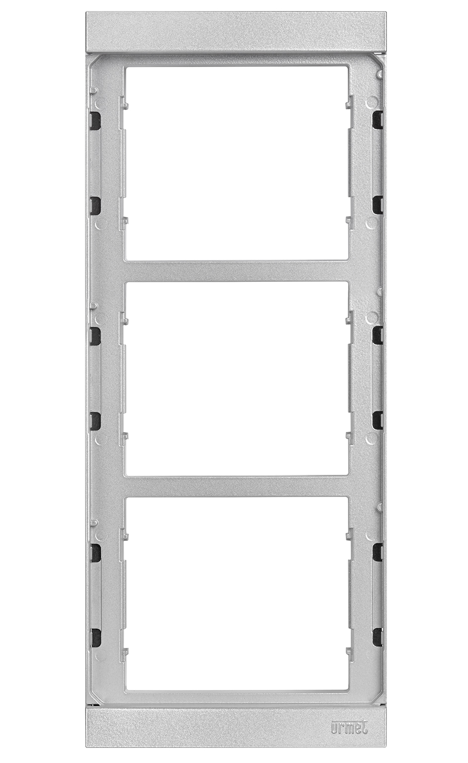 Silberner Rahmen für drei Moduleinheiten, rechteckige Form mit Befestigungsaufnahmen und Urmet-Logo unten rechts.