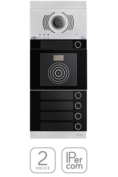 ALPHA Türstation mit Kamera-Modul, Lesegerät-Modul und einem Modul mit Klingeltastern und Namnesschildern; darunter sind die Icons für 2Voice und IPercom