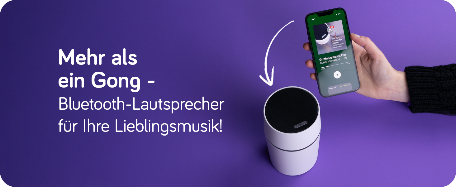 Im Bild steht der Funkgong CALIMA 800; eine Hand hält ein Smartphone mit geöffneter Musikstreaming-App neben den Gong; links daneben steht "Mehr als ein Gong - Bluetooth-Lautsprecher für Ihre Lieblingsmusik!"