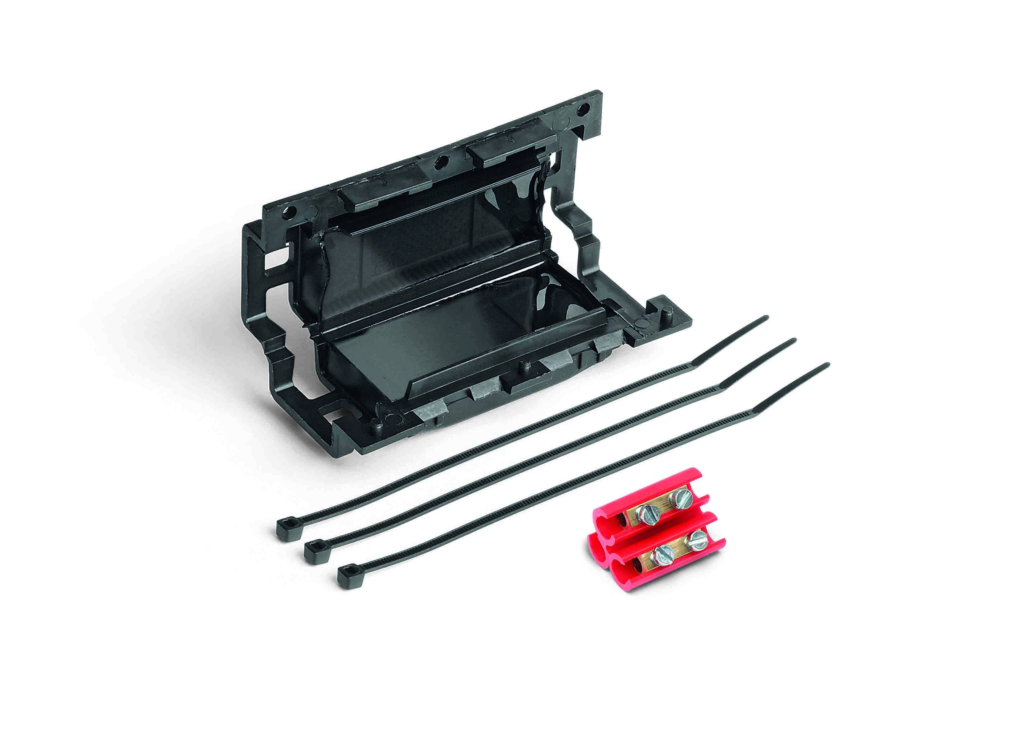 Längliche schwarze Verbindungsmuffe mit Gel gefüllt, halb geöffnet. Davor liegen Klemmleisten und Kabelbinder.