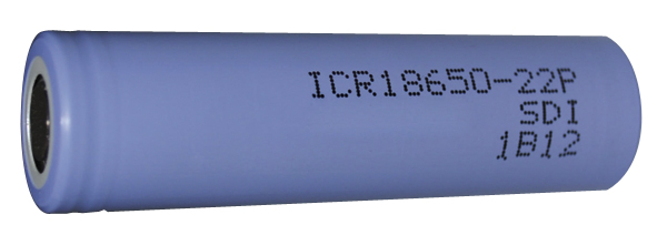 Zylindrischer Akku in Hellblau, Typ ICR18650-22P, mit Beschriftung seitlich, runder Pluspol sichtbar an der Stirnseite.