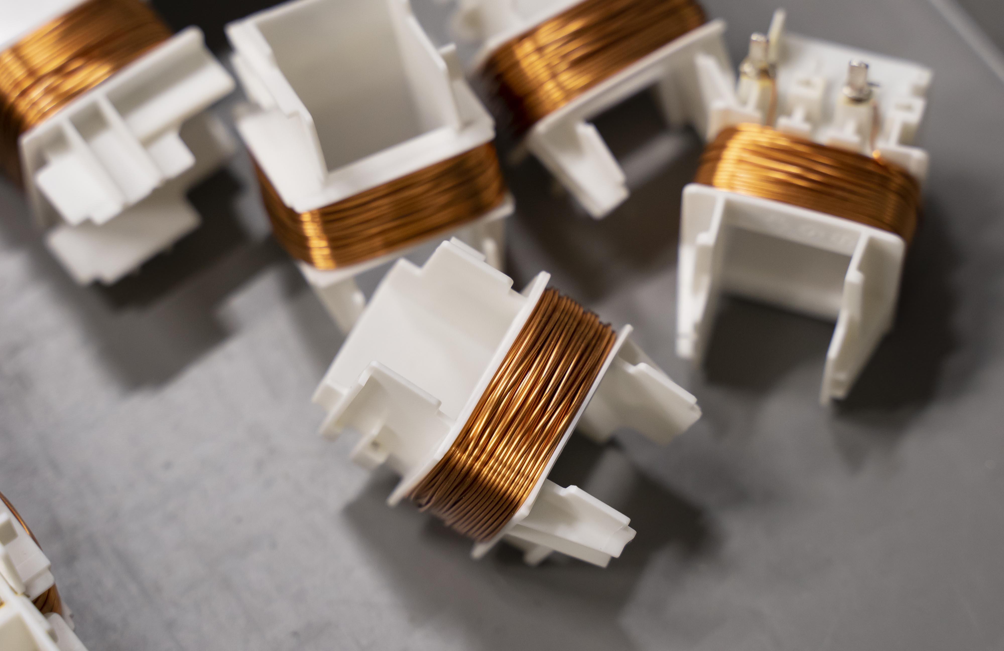 Mehrere Sicherheitstransformatoren liegen beieinander