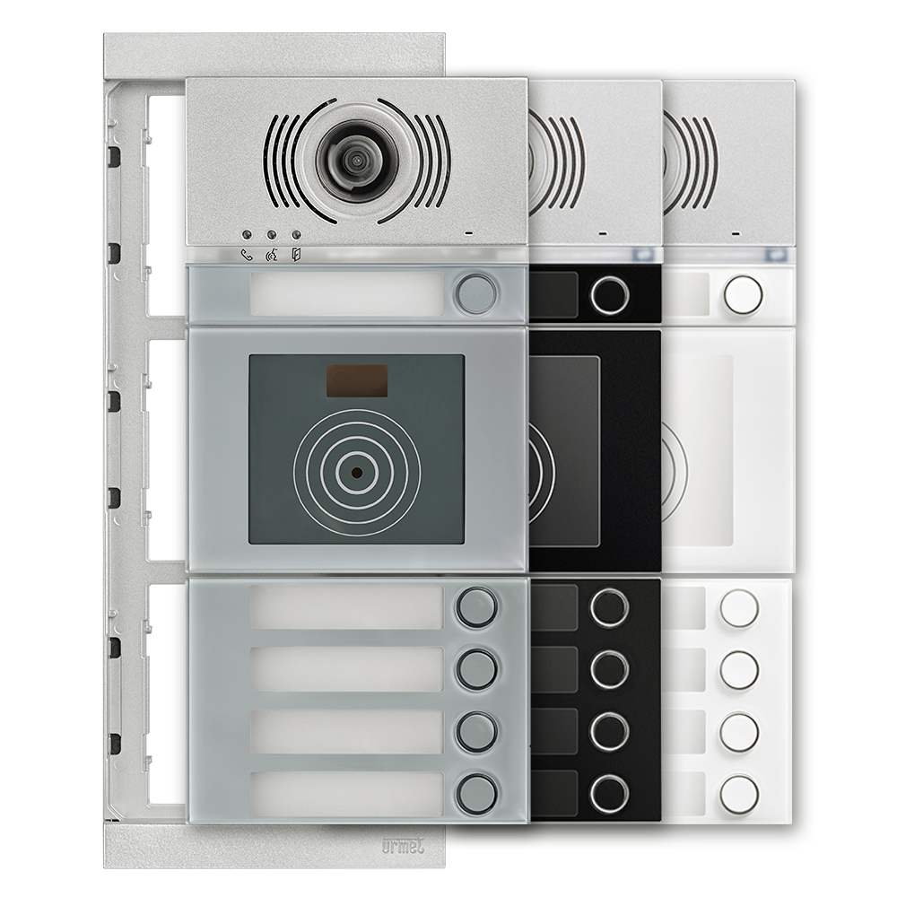 Drei ALPHA Türstationen nebeneinander in den Farbvarianten Grau, Schwarz und Weiß; daneben der Adapterrahmen