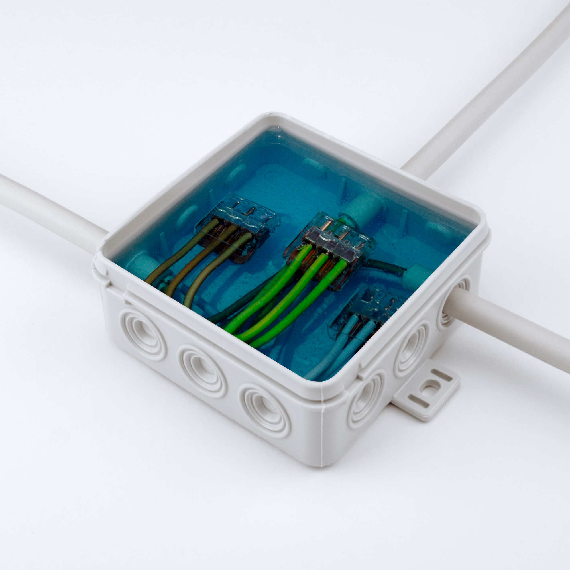 In einem transparenten Zwei-Kammer-Beutel befinden sich das weiße Gel und das blaue Gel; dahinter ist die Verpackung des Artikels abgebildet