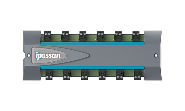 IPassan Modul im grauen Gehäuse mit seitlichem Logo, mehreren schwarzen Anschlussklemmen oben und unten, Hutschienenmontage.
