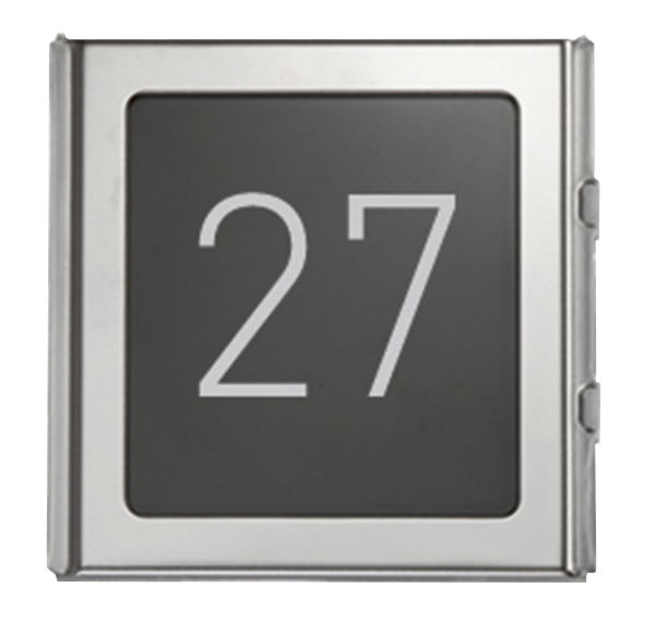 Quadratische silberne Hausnummern-Abdeckung mit schwarzem Feld und weißer Ziffer 27 in der Mitte.