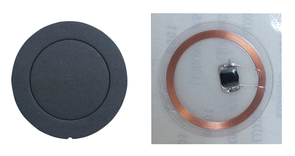 Rundes Inlay-Set für Näherungsschlüssel, bestehend aus schwarzer Vorderseite und Rückseite mit sichtbarer Kupferspule.