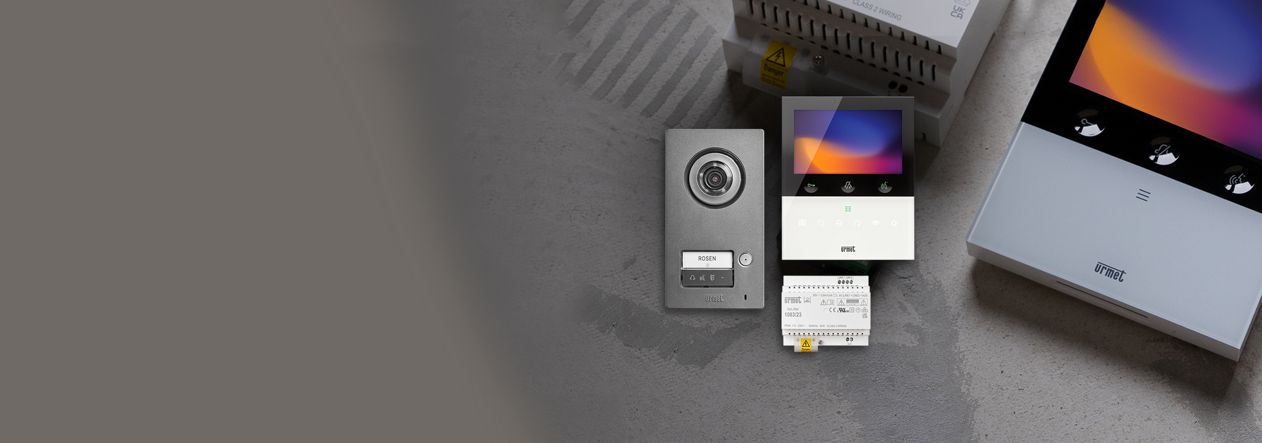 Im Vordergrund ist das Set-Bild des Comfort Plus-Set abgebildet; im Hintergrund liegt der Videomonitor VOG 5W auf einem Betonboden