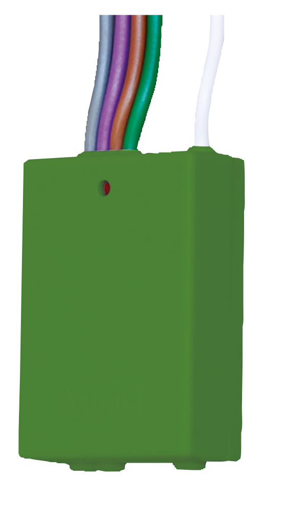 Grüner Funksender mit mehreren farbigen Anschlussleitungen, geeignet für den verdeckten Einbau und die drahtlose Signalübertragung.