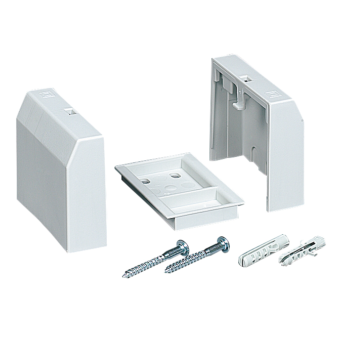 Montageset mit weißem Wandgehäuse in Einzelteilen, rechteckiger Trägerplatte und zwei Schrauben mit Dübeln