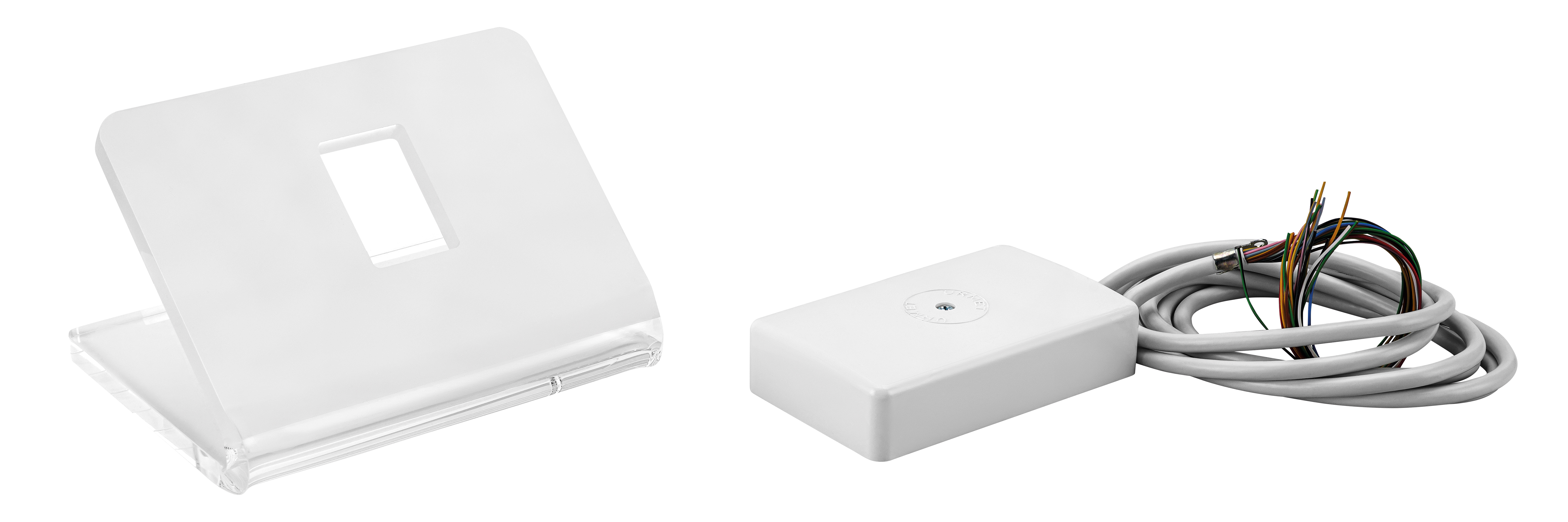 Transparenter Tischadapter aus Plexiglas mit mittigem Kabeldurchlass, daneben rechteckiges Steuergerät mit Anschlussleitung.