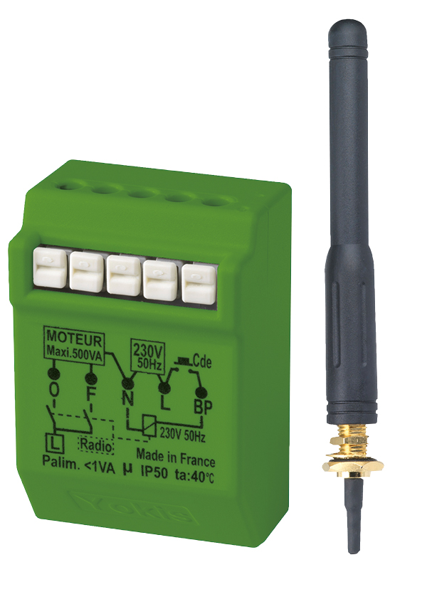 Grünes Funk-Rolladenmodul mit fünf weißen Klemmanschlüssen und externer schwarzer Stabantenne mit Goldgewinde