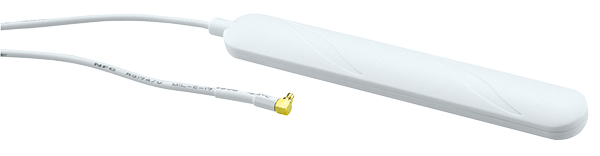 Weiße GSM-Antenne mit flachem Gehäuse und angeschlossenem Koaxialkabel mit goldfarbenem Stecker.
