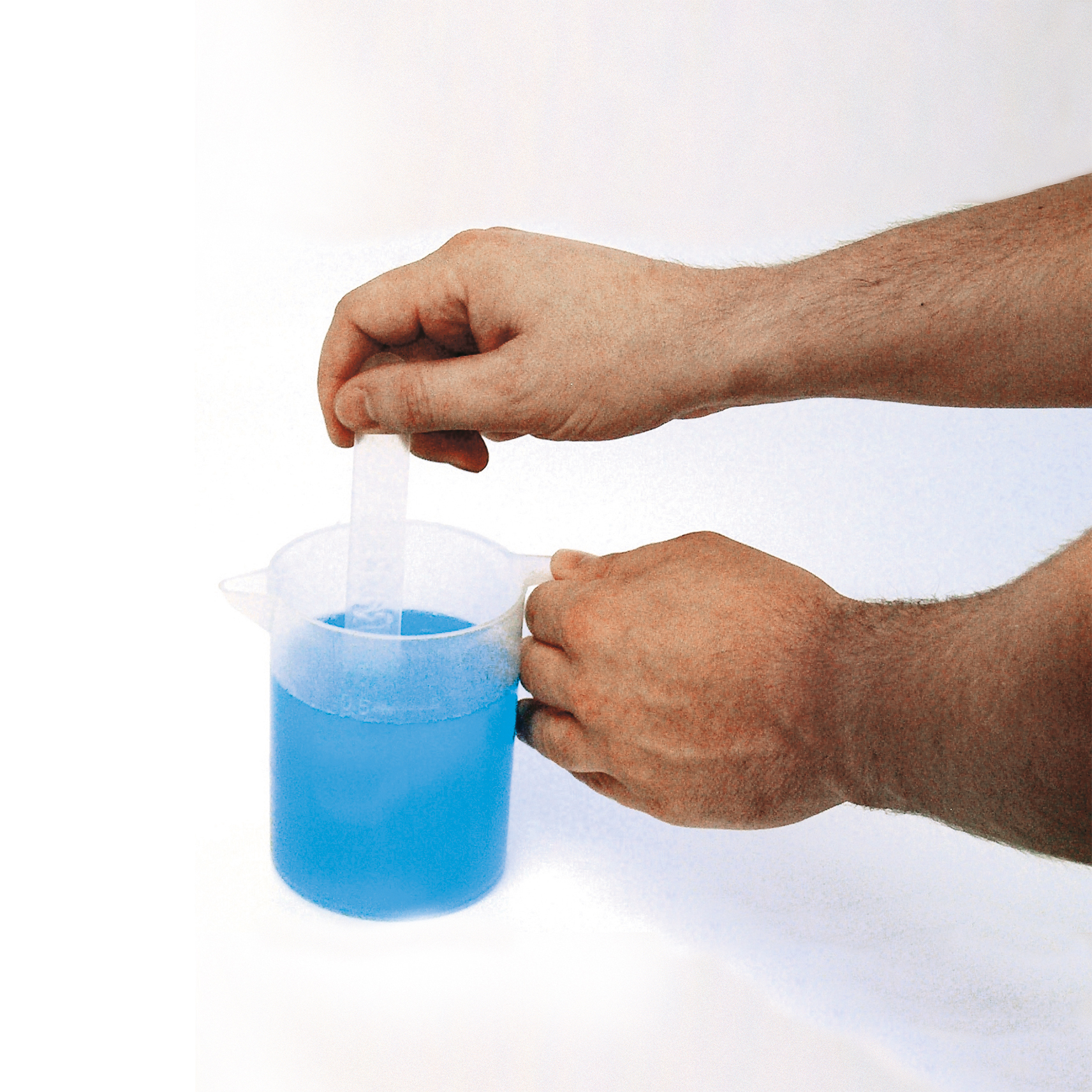 Jemand verrührt die Gelkomponenten im Becher