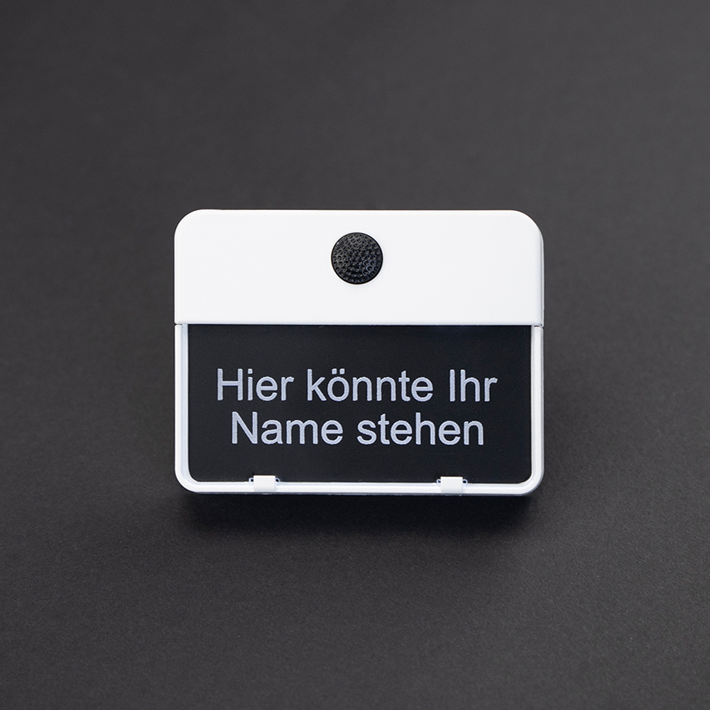 Weißer ETA 651-Klingeltaster auf schwarzem Hintergrund; auf dem Namensschild steht "Hier könnte Ihr Name stehen"