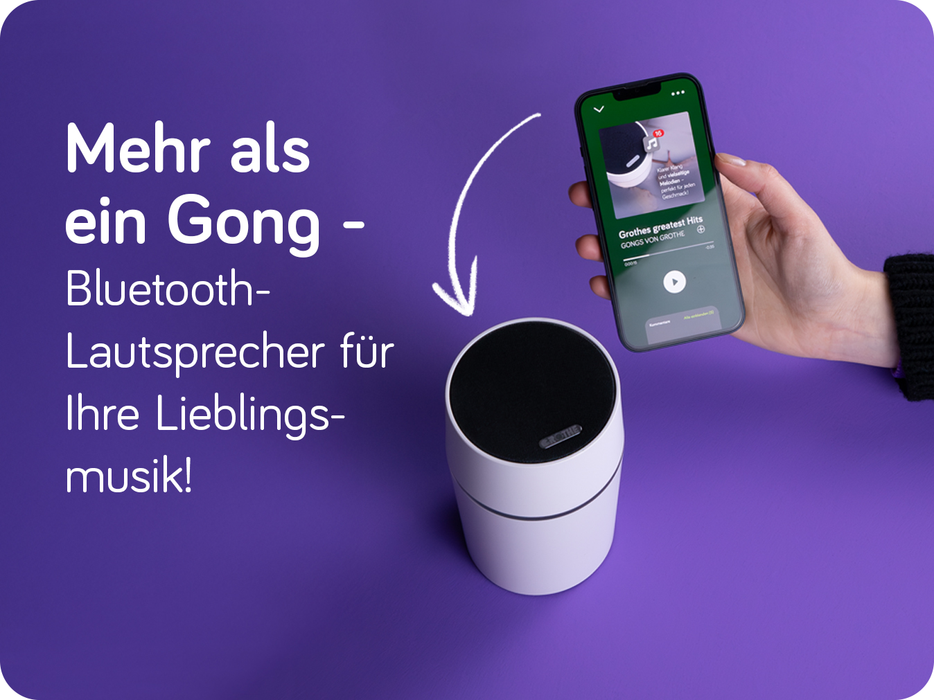 Im Bild steht der Funkgong CALIMA 800; eine Hand hält ein Smartphone mit geöffneter Musikstreaming-App neben den Gong; links daneben steht "Mehr als ein Gong - Bluetooth-Lautsprecher für Ihre Lieblingsmusik!"