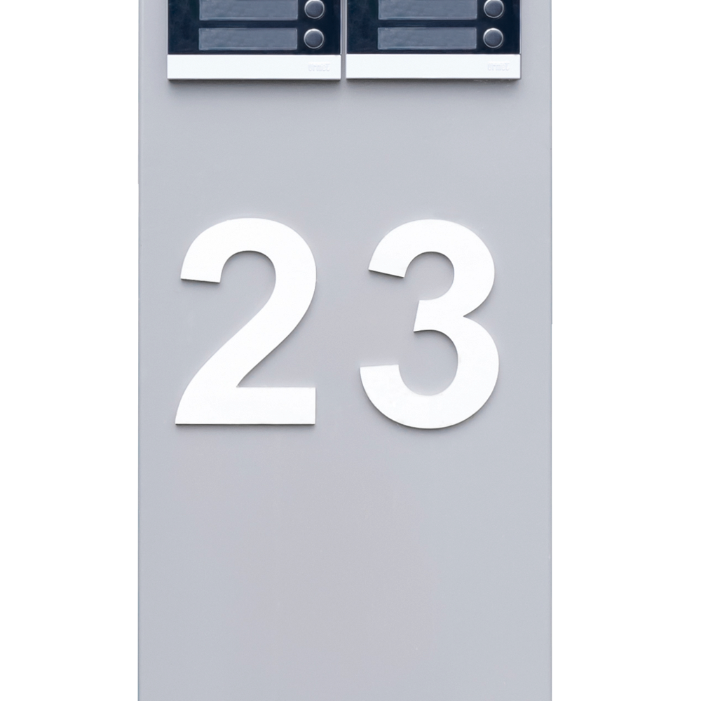 Unteres Ende der Stele mit Hausnummer drauf