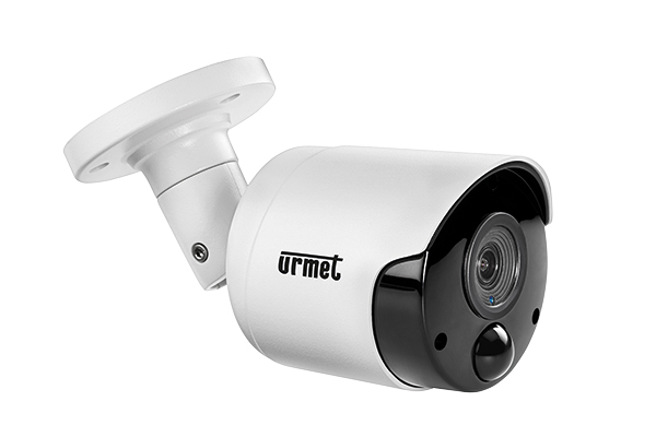 Urmet Mini-Bullet-Kamera mit schwarzer Frontblende, kompaktem Gehäuse und Wandhalterung für den Einsatz im Außenbereich.