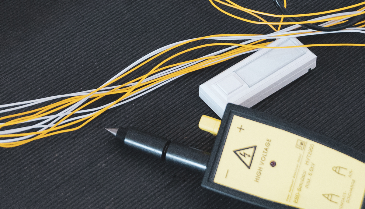 Elektro-Messgerät, ein Grothe-Klingeltaster und Kabel