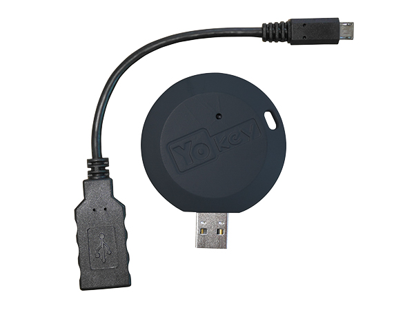 Runder USB-Dongle mit Yokis-Logo und Adapterkabel, Steckverbindung für USB und Micro-USB-Anschluss.