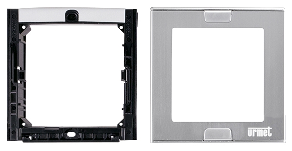Quadratischer Kunststoffrahmen in Aluminiumoptik mit zentraler Aussparung und Befestigungsclips oben und unten.