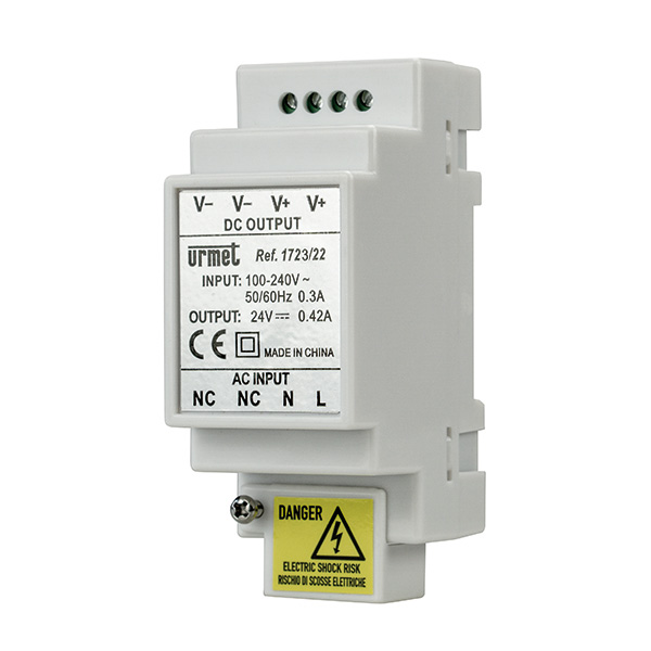 Weißes Schaltnetzteil für Hutschienenmontage, mit Anschlussklemmen, Aufdruck für Ein- und Ausgang sowie gelbem Warnhinweis.