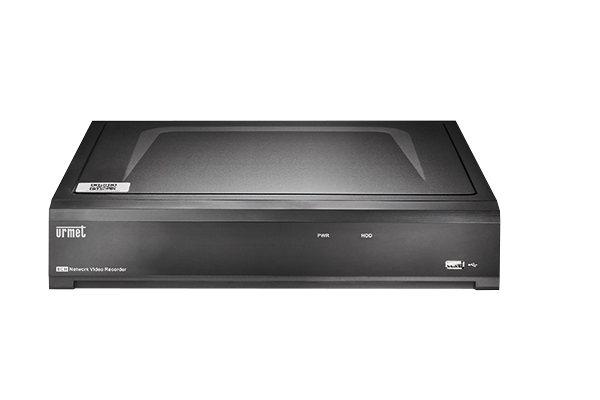 Schwarzer Netzwerkrekorder von Urmet mit USB-Anschluss rechts und LED-Anzeigen für Betrieb und Festplatte auf der Vorderseite.