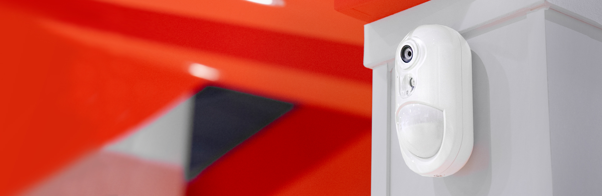 Funk-Bewegungsmelder mit Kamera an Wand montiert